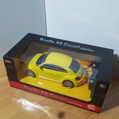 Volkswagen Beetle RC Car Yellow Unused with Box, 1:24 scale 88w - Image 1 of 4
