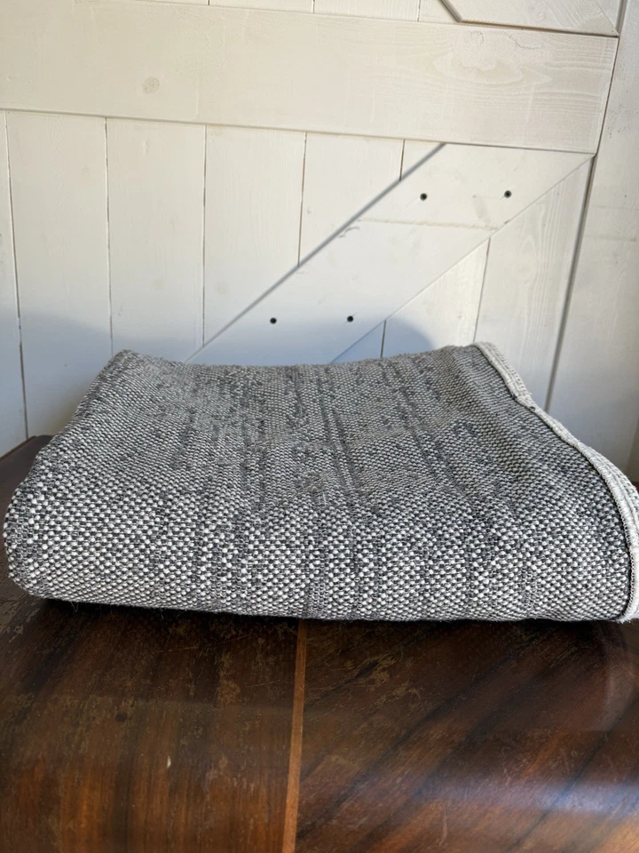 ✿ Tapete de algodão tecido 64” x 45” cinza e creme minimalista moderno - Imagem 1 de 4