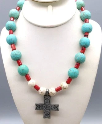 Collar Colgante Howlita Cuentas, Cruz Celta en Tono Estaño con Azul y Blanco Foto 1 de 4