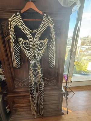 Mono Norma Kamali con tachuelas - recortes laterales y espalda Foto 1 de 4