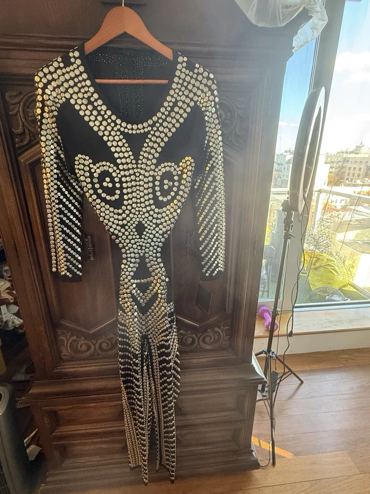 Mono Norma Kamali con tachuelas - recortes laterales y espalda Foto 1 de 4