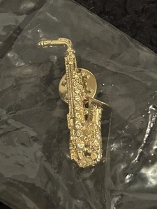VTG SAXOPHONE PIN MUSICAL INSTRUMENT GOLD TONE BILL CLINTON In Plastic - Picture 1 of 2