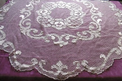 Délicate nappe en DENTELLE en FILET REBRODé - Photo 1/3
