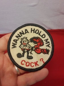 De colección Raro "¿QUIERES SOSTENER MI POLLA?" Sombrero sexual con parche para coser Rooster Naughty Risque años 60 - Imagen 1 de 3