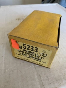 NOB Hubbell 5233 clock hanger outlet 3-wire 15A brass plate - Picture 1 of 5