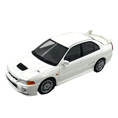 Modellino Auto Motorhelix 1/18 Mitsubishi Lancer Evolution IV 1999 Scotia White - Immagine 1 di 4