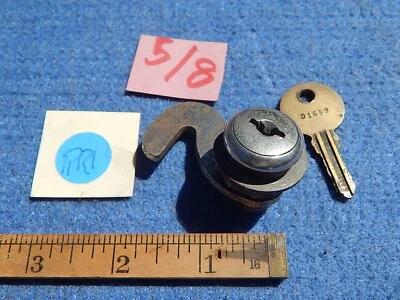 Cerradura y llave de juego de pinball o arcade de la década de 1950 ~ cerradura y llave dúo de 5/8 pulgadas D 1659 Foto 1 de 4