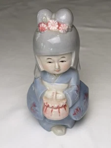 Statuetta vintage artmark ragazza geisha giapponese porcellana con una borsa - Foto 1 di 10
