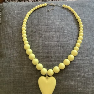 Lovely Yellow Beaded Necklace With Heart Pendant Pre Owned - Picture 1 of 3