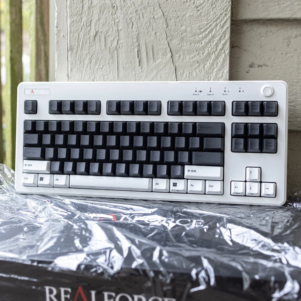 REALFORCE R3 R3HD21 Super White + R3HD11 Black Keycaps US Layout TKL Tenkeyless - Image 1 of 1