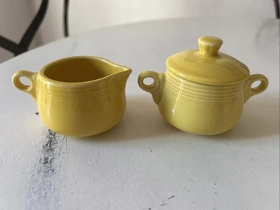 Juego Fiesta Crema y Azúcar con Tapa Girasol Amarillo Mini O Anillo Nuevo Antiguo Stock Belleza Foto 1 de 4