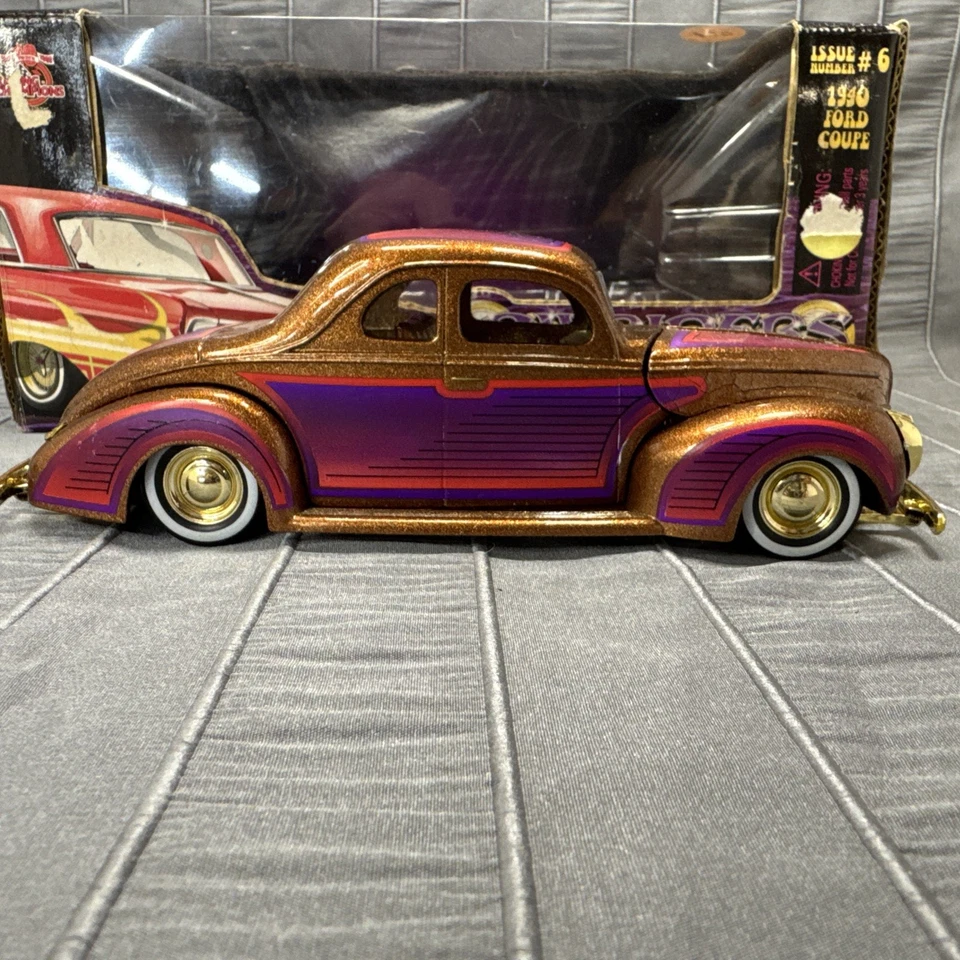 Coche modelo diecast dorado Ford cupé 1/24 40 Racing Champions Lowriders Foto 1 de 4