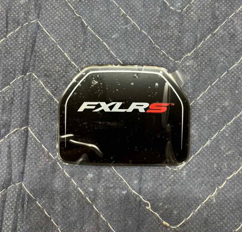 INSIGNIA CONSOLA TANQUE HARLEY DAVIDSON LOW RIDER S CON ROJO S - NUEVO OEM Foto 1 de 1