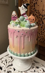 Halloween Imitación Pastel en Pedestal 13 pulgadas Rosa Pastel Resina Figura Galletas Fantasma - Imagen 1 de 3