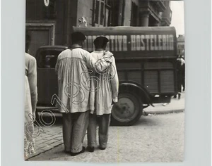 STREET Shot of Men in Traditional Dress, SPAIN 1950s VTG FRANCO Era Press Photo - Imagen 1 de 2