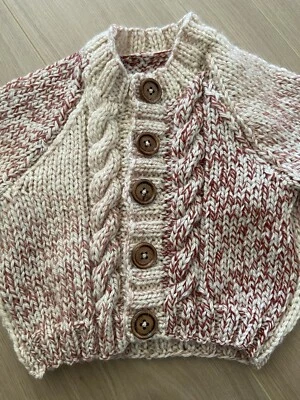 Novo Cardigã Infantil de Malha à Mão Aran com Lã - 0-6 Meses Baú Misto 18” - Imagem 1 de 3