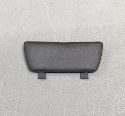 Cubierta de tornillo gris para panel de puerta delantera interior Volvo 960 S90 V90 9137710 Foto 1 de 4
