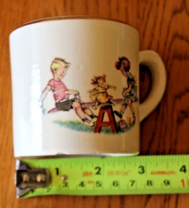 Tazza bambino bordata oro ragazzo ragazza Teeter Totter vintage anni 50 60 ? - Foto 1 di 6