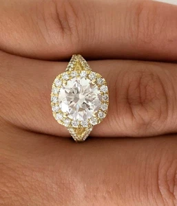 Anillo de compromiso redondo de 2,40 quilates con halo de moissanita de buen corte enchapado en oro amarillo de 14 k - Imagen 1 de 8