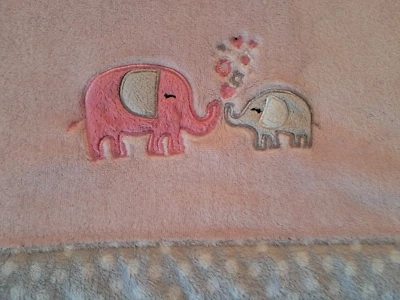 Manta de bebé Carters rosa con 2 elefantes gris y blanco borde de lunares felpa Foto 1 de 4