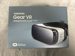 Samsung Gear VR Oculus 2015 Virtual Reality Headset for Note5/ S6/ S7/ Edge WHT - Picture 1 of 4