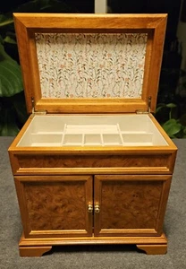 Schöne schwere Holz Schmuckschatulle - oben öffnet 3 Schubladen hinter magnetischen Türen - Bild 1 von 17
