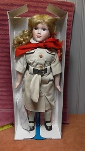 Bambola Marian Yu capelli biondi uniforme castano - Foto 1 di 18