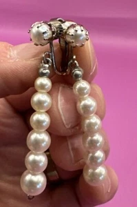 Orecchini Vintage CELEBRITY Crema Finta Perla Tono Argento Goccia Pendente Clip On - Foto 1 di 6