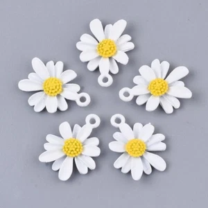 5 Stunning Pretty White Daisy Shaped Charm Pendants 20.5mm x 16.5mm - Picture 1 of 3