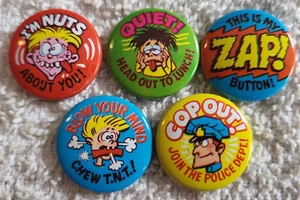 Vending / Gumball Machine Charm Toys Pinback Buttons Lot of 5 D - Imagen 1 de 2