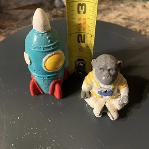 Small concrete spaceship And Astronaut Monkey - Picture 1 of 12