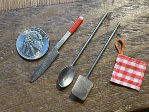 Accessori Barbie Vintage - Spatola, Porta Pentole, Cucchiaio e Coltello BBQ Cucina - Foto 1 di 2