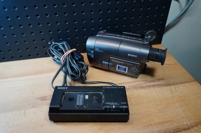 (i) Sony Handycam CCD-TRV12 Camcorder FOR PARTS OR REPAIR - Image 1 of 4