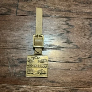 Vintage Auto Holz Uhrenanhänger mit Lederband Buckeye Traktor Ausrüstung Findlay, Ohio - Bild 1 von 4