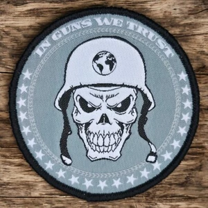 EN ARMAS CONFIAMOS CALAVERA CASCO EJÉRCITO MILITAR GANCHO TÁCTICO SWAT PARCHE TEJIDO - Imagen 1 de 5