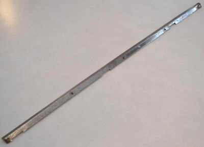 Nuevo de Lote Antiguo Ford Custom Deluxe 4 puertas Metal Trim Retenedor Soporte Soporte Montaje Foto 1 de 4