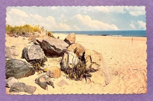 Postal escénica vintage de playa y rocas de la costa de Nueva Inglaterra - Imagen 1 de 2
