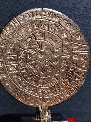 Reprodução de museu de escultura em disco Phaistos - Palácio de Cnossos - Período minóico - Imagem 1 de 4