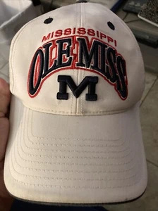 Vintage 90s Ole Miss Collegiate Embroidered Hat. Top Of The World Brand - Foto 1 di 8