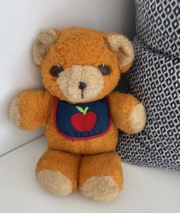 ORSACCHIOTTO FREDDY PELUCHE FISHER PRICE 1975 VINTAGE, BAVAGLINO MELA, CIGOLANTE alto 11" - Foto 1 di 6