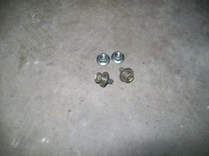 85 86 87 88 89 Toyota MR2 faro marco pernos y tuercas de montaje - Imagen 1 de 1