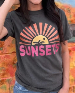NEW Forever Chasing Sunsets Women's Gray Short Sleeve Graphic T-Shirt Medium - Picture 1 of 2