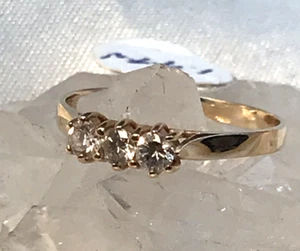 XTRAFEINER 0,30 kt DREI SI1-G DIAMANTEN RING - GEFASST IN 14 K GELBGOLD GRÖSSE 6 - Bild 1 von 5
