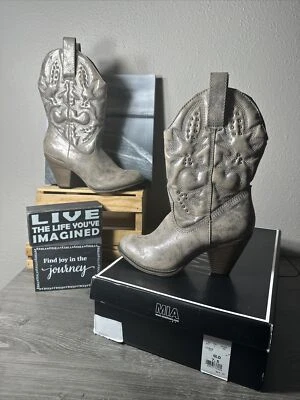 MIA LARUE 金色仿旧金属镶嵌西部牛仔靴 7.5 带盒 二手状况完好 — 第 1/4 张图片