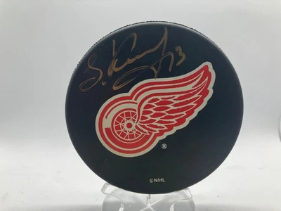 Disco con logotipo de Detroit Red Wings firmado por Slava Kozlov Foto 1 de 4