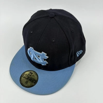 Carolina del Norte Tacones Alquitranados Gorra Ajustada Para Hombres 8 NCAA Baloncesto Nueva Era 59FIFTY Foto 1 de 4