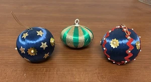 Lote De Colección 3 Bolas De Satén Cuentas Lentejuelas Prendedor Borde Dorado Adornos De Navidad - Imagen 1 de 15