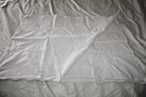 Alte Baumwolle cremeweiß maschinenbestickte Tischdecke 155cm x 110cm - Bild 1 von 7
