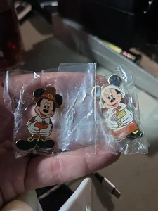 Disney Asta Esclusiva Ringraziamento Topolino e Minnie Le 100 2 Spille NUOVE SIGILLATE - Foto 1 di 6