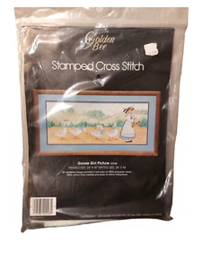 Vintage 1986 Goldene Biene gestempelt Kreuzstich Gans Mädchen Bild 24"x10" unmattiert - Bild 1 von 4